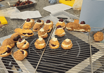Choux pistache cerise
